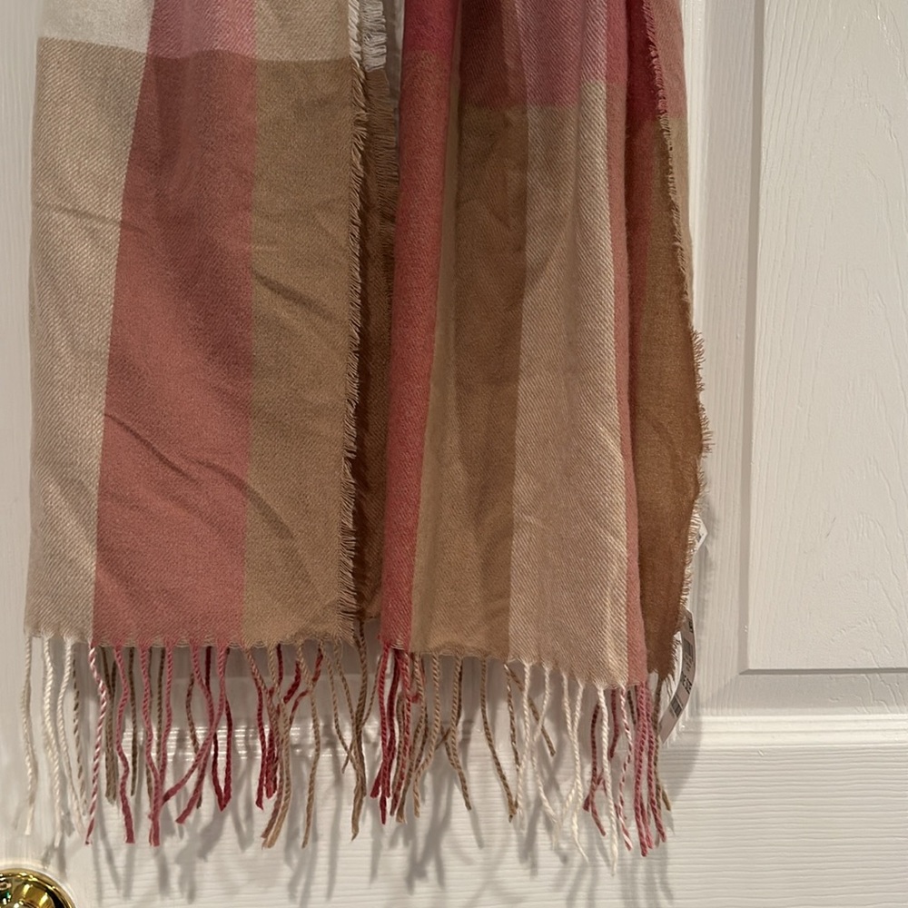 Patterned scarf 💕 - Picture 3 of 3